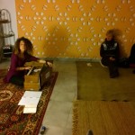 Linda Palazzolo all'harmonium - Chintamani Scuola di yoga integrale - Foto Art'Empori